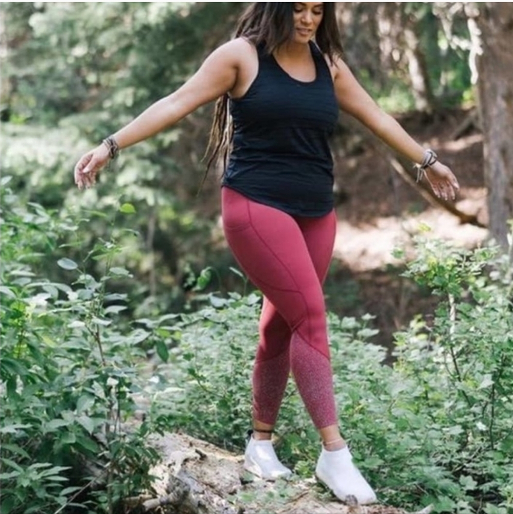 Zyia Size 6-8 Merlot Light n Luxe Pocket Reflective High Rise 7/8 Leggings